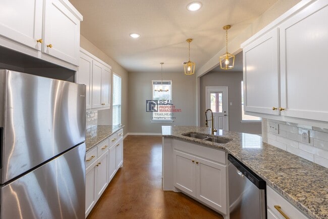 Building Photo - Modern Glen Rose Home with Open Layout