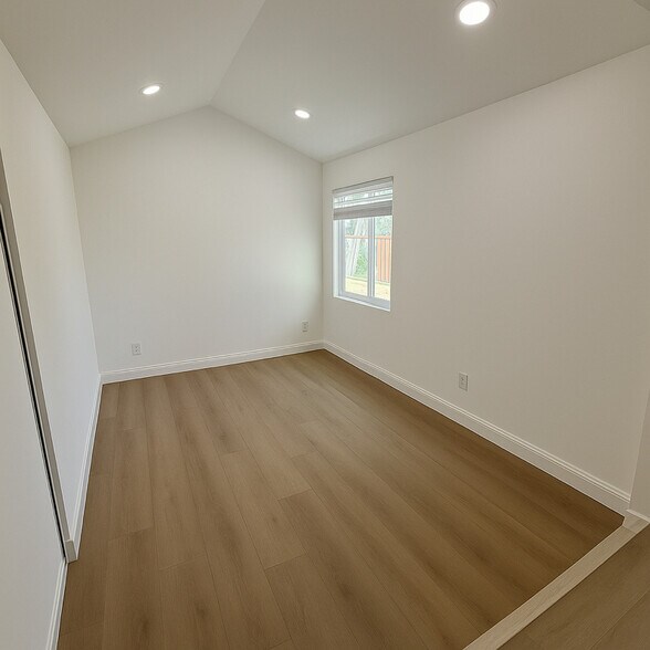 Building Photo - 5032 Farago Ave