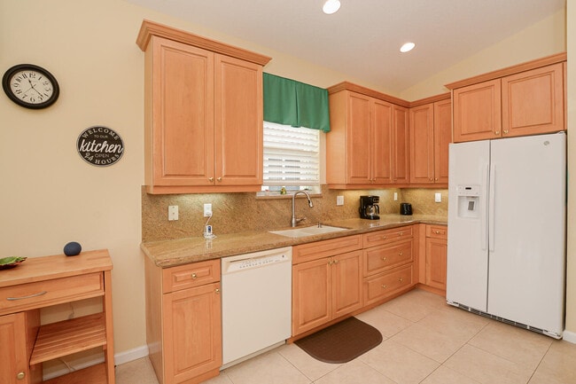 Building Photo - 351 NW Shoreview Dr