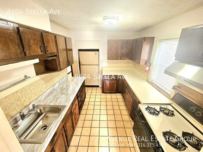 Building Photo - Charming 2-Bed Oasis with Spacious 1420 Sq...