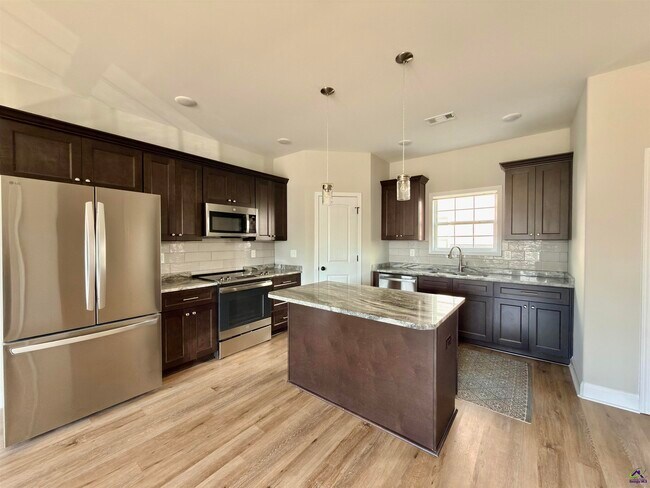 Building Photo - 212 Beau Claire Cir