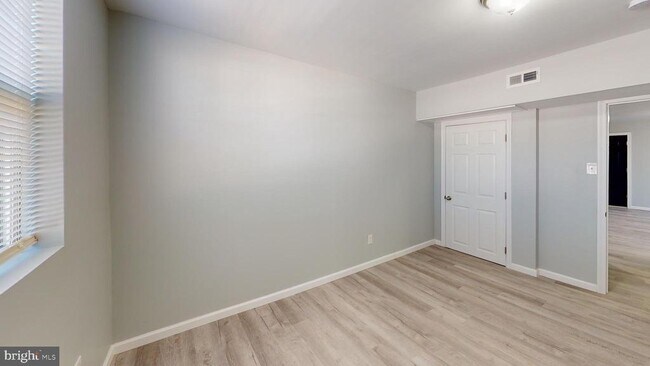 Building Photo - 910 Gateway Blvd
