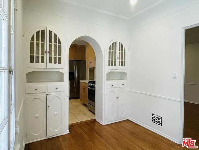 Building Photo - 203 N Doheny Dr