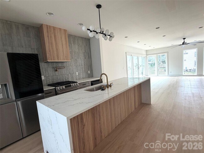 Building Photo - 212 S Smallwood Pl