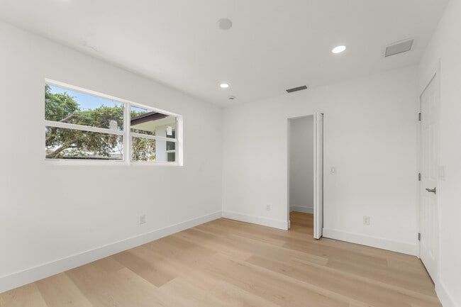 Building Photo - 111 W 35th St