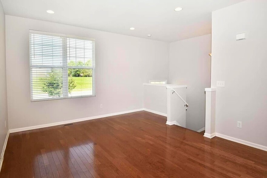 Building Photo - 863 Barclay Cir