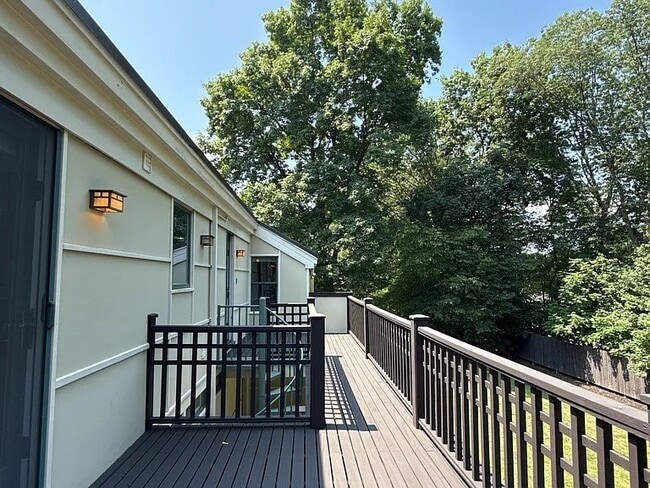 Building Photo - 9 Sunny Knoll Terrace