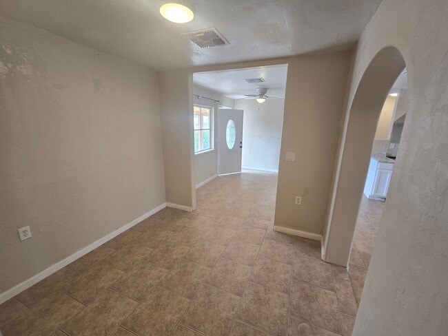 Building Photo - Spacious 3bd/1ba in a HUGE GATED Property!