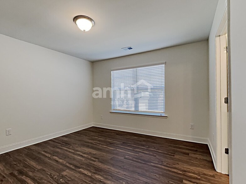 Building Photo - 5250 Valley Dr