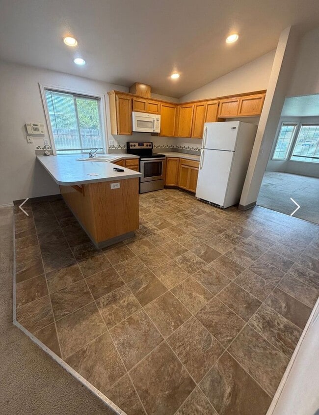 Building Photo - 3 bed|2 bath house with NEW PAINT & CARPET!