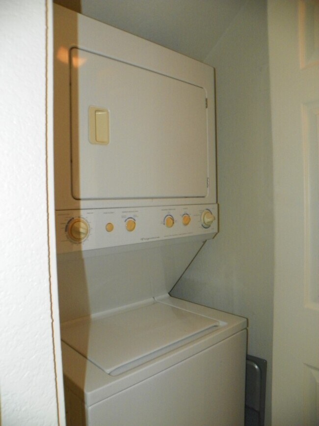 Building Photo - 1 bedroom with loft - or 2nd bedroom - w/d...
