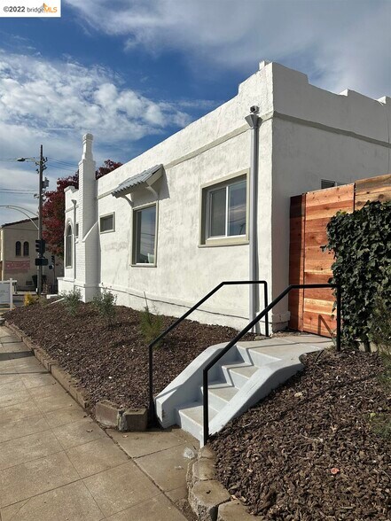 Building Photo - 2734 MacArthur Blvd