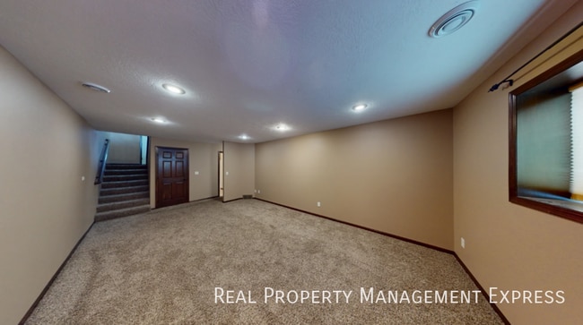 Building Photo - Modern 4 Bedroom 2 Bathroom Twin-Home in Tea