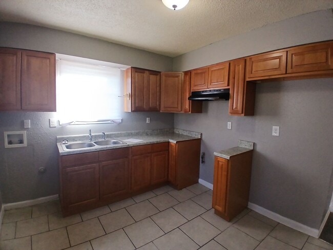 Building Photo - Move in Ready 4 Bedroom, 1 Bath | Open to Section 8