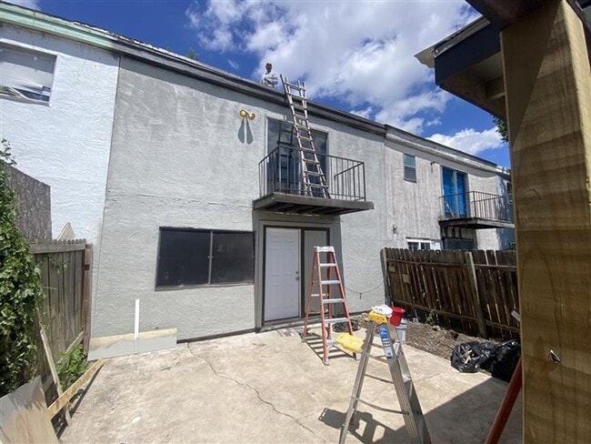 Building Photo - Very Large 2/2.5 Townhome with covered par...