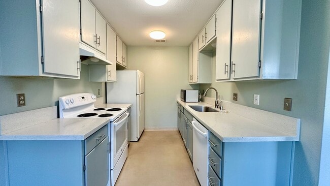 Building Photo - Incredibly Peaceful Apartment in an Urban Oasis in Emeryville!