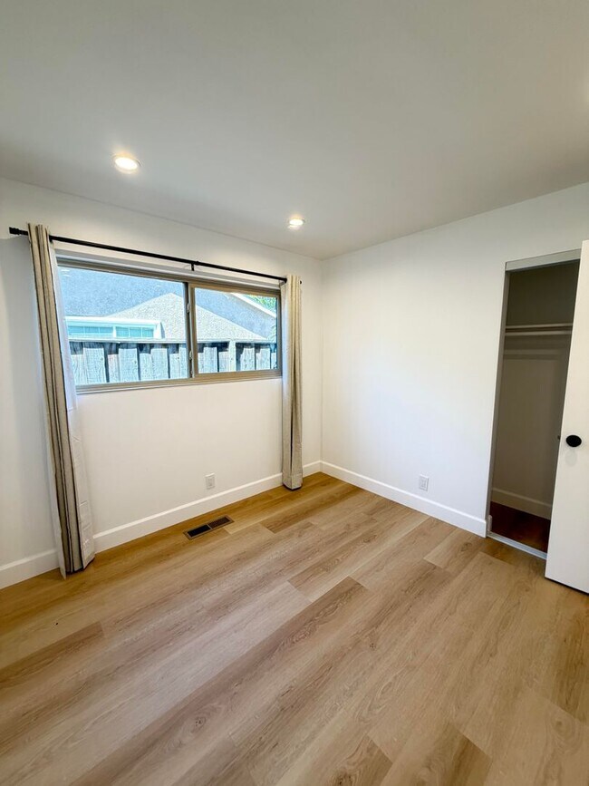 Building Photo - 9887 Broadmoor Dr