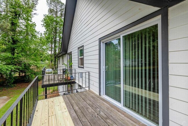 Building Photo - Spacious Apts - Excellent Tucker Location