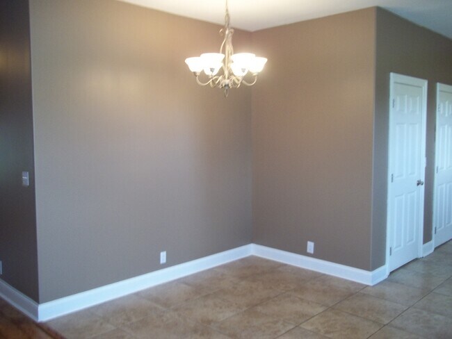 Dinning Room - 612 Quence Dr