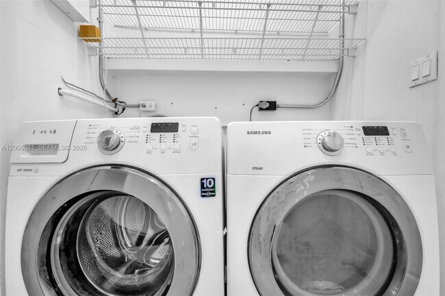 Building Photo - 3441 N Hills Dr