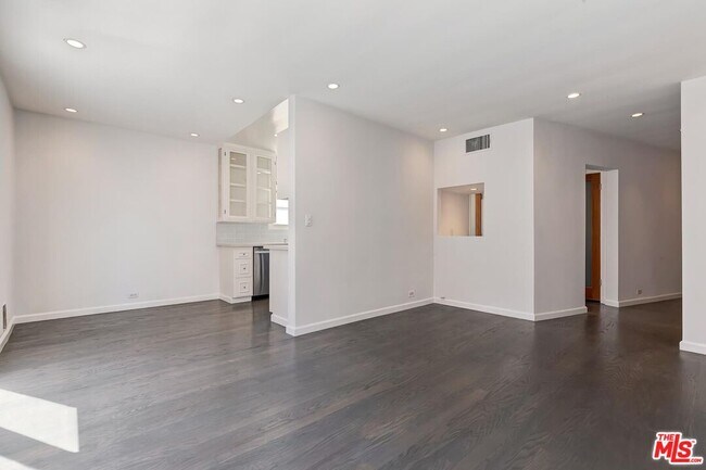 Building Photo - 1400 Hayworth Ave