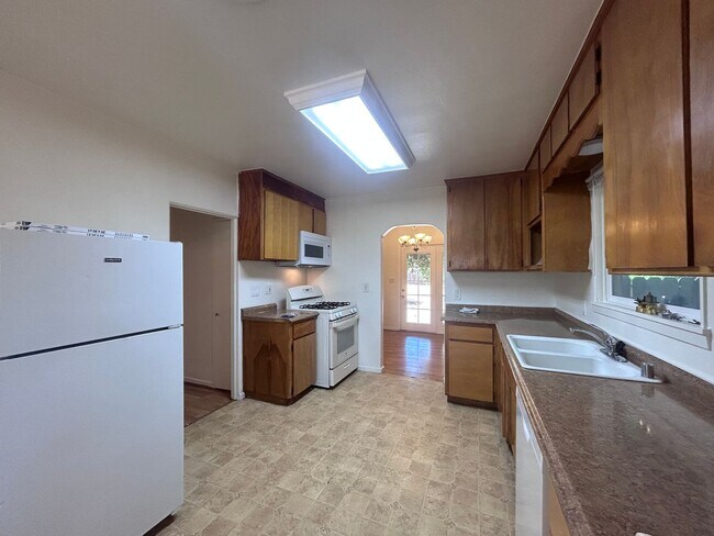 Building Photo - 3bd 1ba
