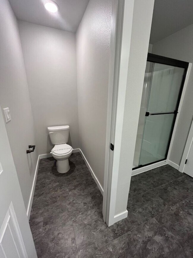 Building Photo - 3 Bedroom 2.5 Bath Newberg OR