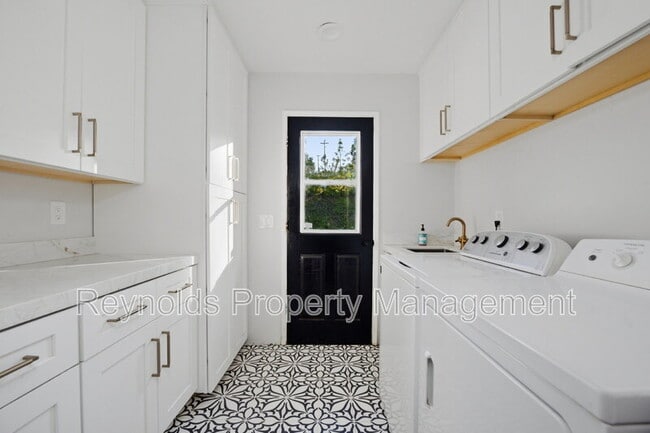 Building Photo - 1953 Granite Hills Dr