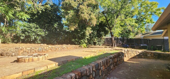 Building Photo - $500 MOVE-IN CREDIT! Updated Home with lot...