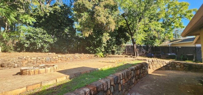 Building Photo - $500 MOVE-IN CREDIT! Updated Home with lots of Extras!