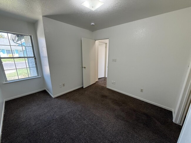 Building Photo - 2115 E Minarets Ave