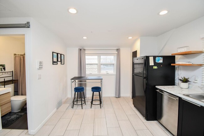 Building Photo - Cozy & Fully Furnished 1-Bedroom Near Sanf...