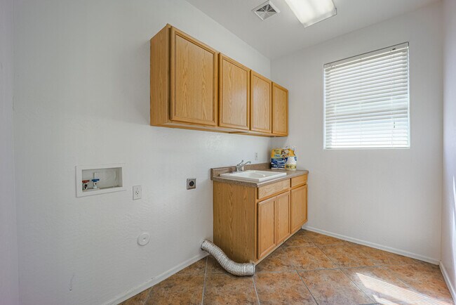 Building Photo - 5 bedroom Home1