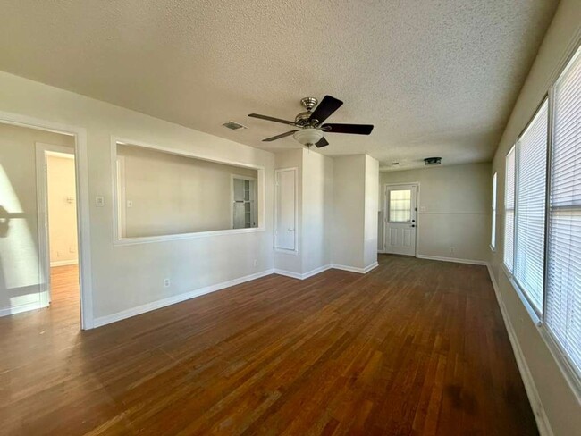 Building Photo - Charming rental home in Southeast San Antonio!