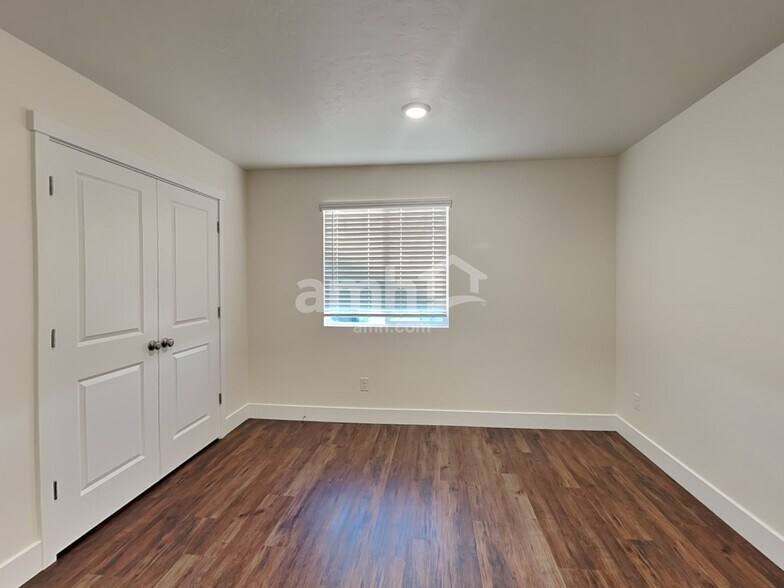 Building Photo - 1064 S Moorside Ave