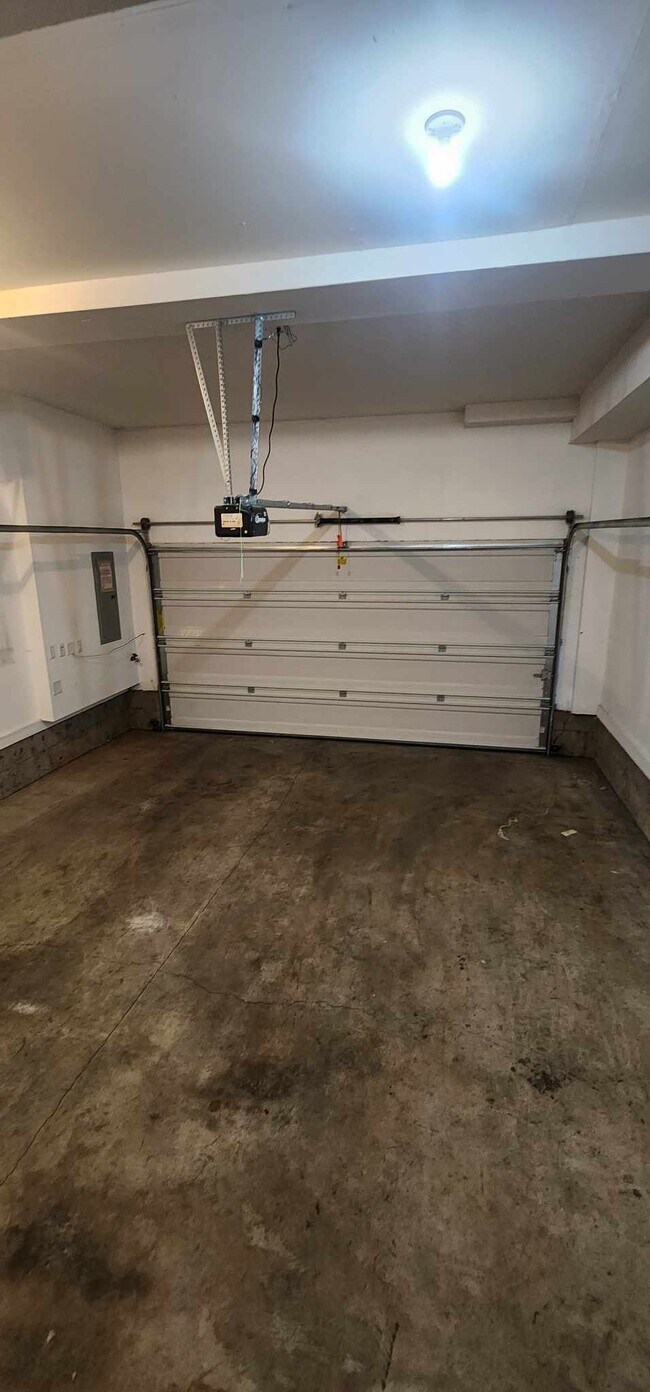 Building Photo - 1115 SE Alika Ave