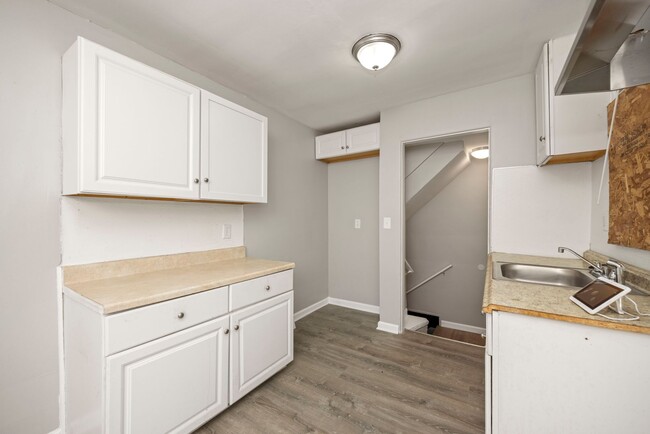 Building Photo - 3 bedroom newly renovated $1250