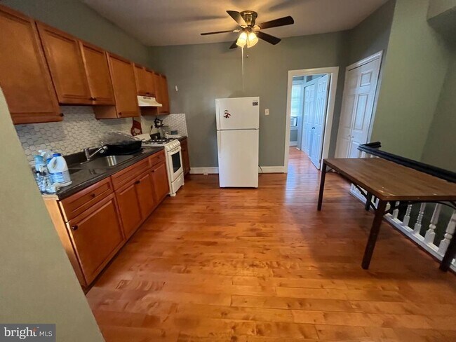 Building Photo - 308 S 52nd St