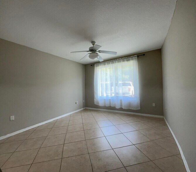 Building Photo - 805 Villa Cir