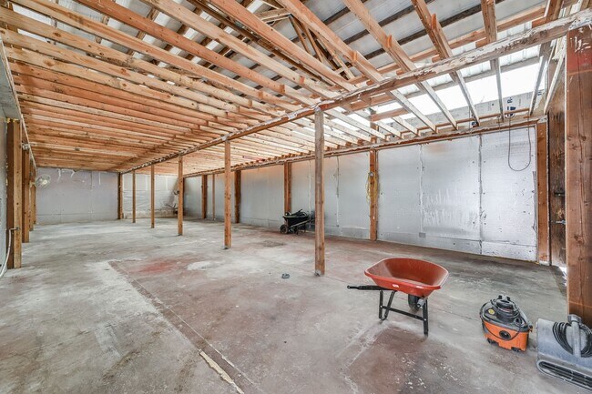 Building Photo - 16631 SE Foster Rd