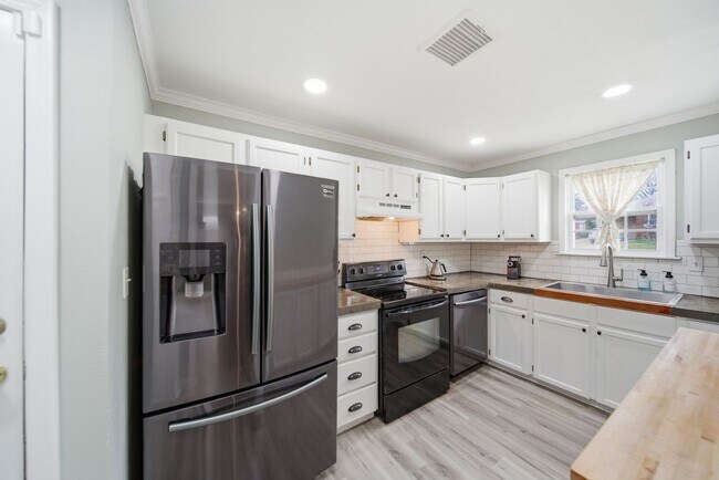 Building Photo - Charming Midtown bungalow just minutes from downtown!