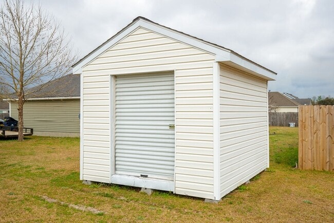 Building Photo - Luxurious 3 Bed/2 Bath Home with Modern Am...