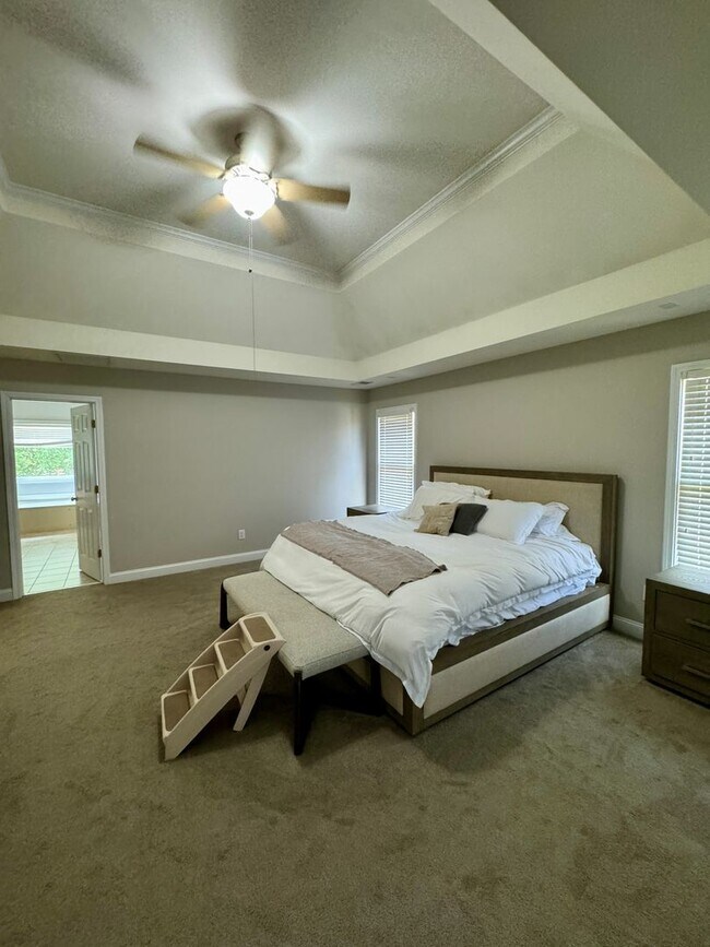 Building Photo - AVAILABLE AUGUST 23.  Spacious 5BR Home in...