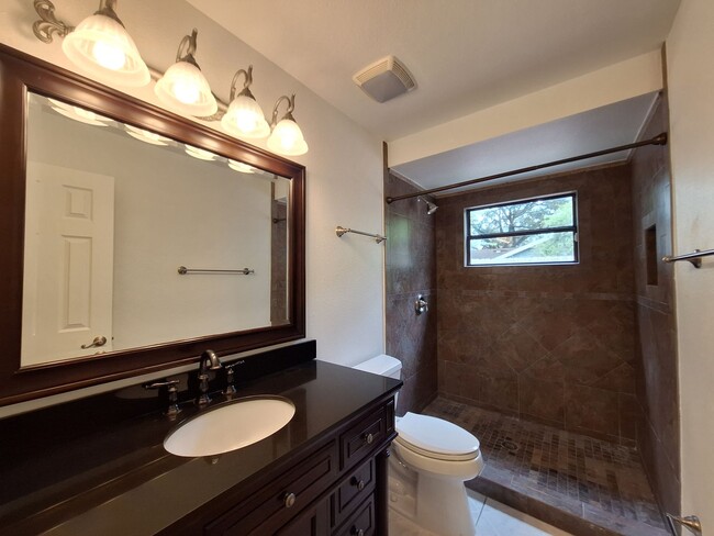 Building Photo - Spacious 4-Bed, 3-Bath Belle Isle Home wit...