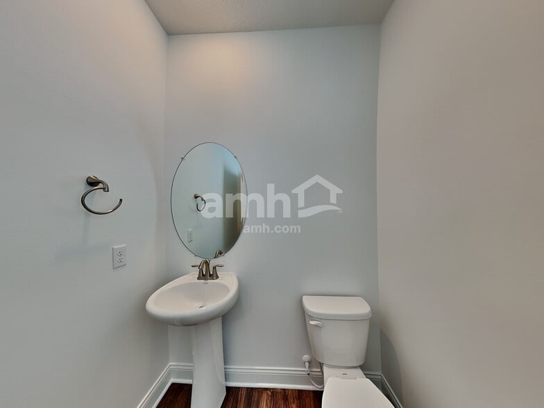 Building Photo - 886 Castor Dr