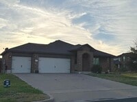 Building Photo - 2701 Skinner Dr
