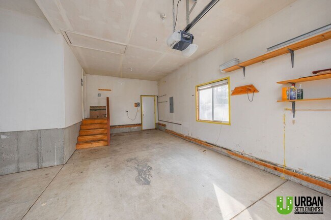 Building Photo - Spacious 4 bedroom and 3 bathroom house fo...