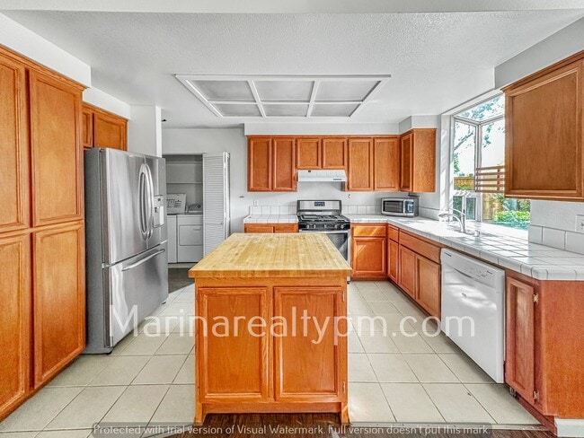 Building Photo - Charming 4 bedroom 2.5 bath in Glen Cove, ...