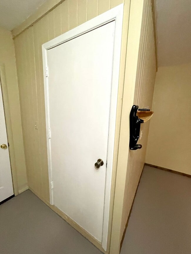 Building Photo - Furnished- Cute 2 Bedroom Home with Garage...