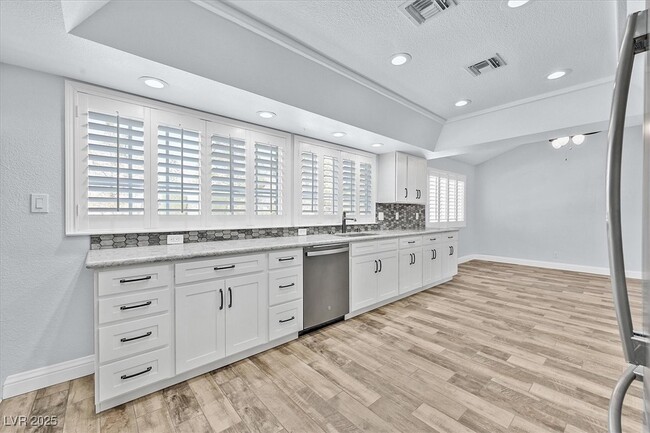Building Photo - 8720 Pavia Dr